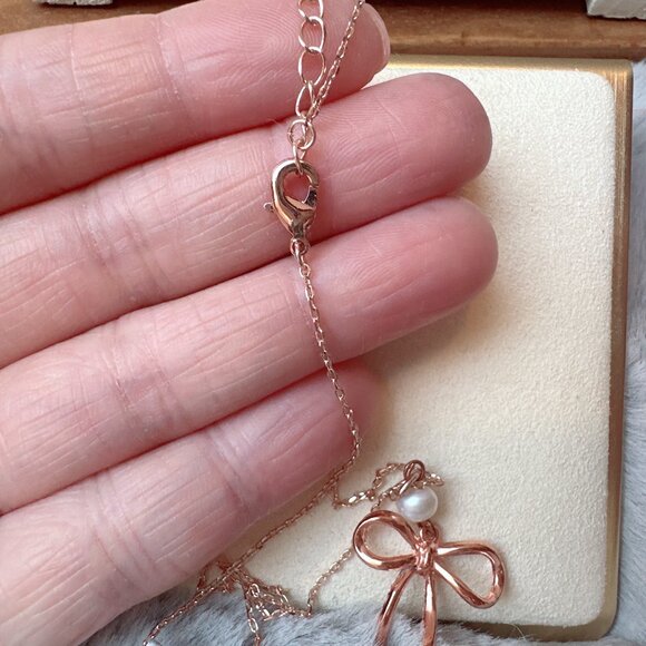 Cute Bow with Freshwater Pearl Necklace - Picture 4 of 5